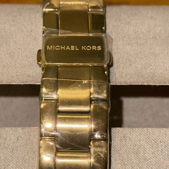 NWT Michael Kors MK6911 Runway Round Adult Female Watch - Picture 3 of 5